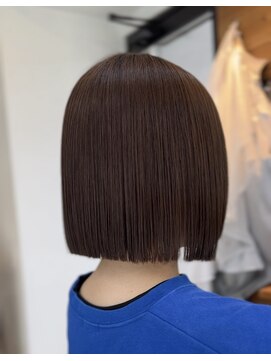 アリアバイエクラート 新宿南口店(ARiA by ECLART) ぱつっと切りっぱなしボブ【takano】