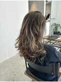 海外ガール風のハイライトカラーとレイヤーカット◎