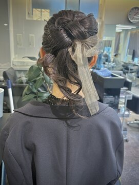 ケンジ 横浜(KENJE) タイトシニヨン/リボンアレンジ/シニヨン/お呼ばれヘア/結婚式