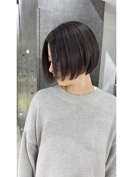 ビビッド(vivid) 前髪無しぱっつんボブ透明感グレーカラー