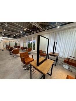 緑や木目、水槽のあるカフェのような癒し空間でお迎えします♪気さくなスタッフと楽しいサロンタイムを。