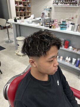 ツイストパーマ　アップバング　メンズ