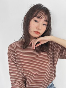 タス(tas) ミディアムレイヤーショート×透明感オリーブベージュ