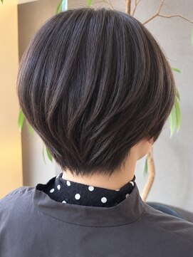 トップヘアー ガーデンヴィラ 安城(Garden Villa) 安城透明感アッシュブラウン耳掛け大人ショートボブ30代40代50代