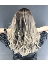 周りに与える印象が優しくアレンジしやすい、柔らかいミルクティーベージュとホワイトのグラデーション☆