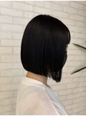 くびレイヤーエモージュ斜めバング小顔似合わせカットボブ