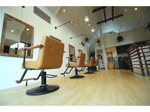 リリアン(Lillian)の雰囲気（天井高６mを超える店内は開放的でリラックスした空間です）