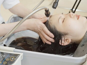 サロンイクエヤマザキ 麻布十番(SALON IKUE YAMAZAKI)の写真/【SALON IKUE YAMAZAKI 】ヘッドスパとは一線を画すボヌールエステで地肌を整え髪の立ち上がりや艶を実現◎