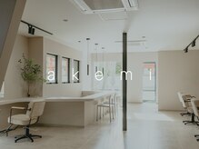 アケミ(akemi)の雰囲気(高級ホテルのロビーのような開放感とカフェのような心地よさ。)