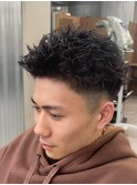 黒髪刈り上げツイストショート