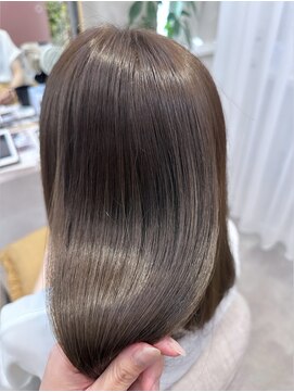 オー(eau) 艶々ストレート×グレージュカラー