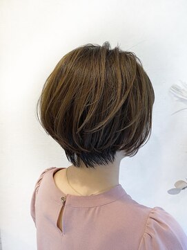 イソラヘアアトリエ(Isola hair atelier) 【Isola】耳掛け×前下がりショート