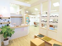 美容室 オグニ(OGUNI)の雰囲気（白と木目が基調の明るい店内。落ち着いて過ごせます♪）