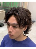 波巻きスパイラルパーマ　センターパートウルフ
