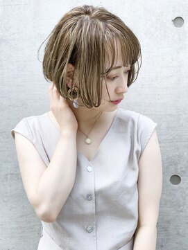 アンド ストーリーズ(&STORIES) 大人可愛い耳かけショートボブフォギーベージュ【江角力也】