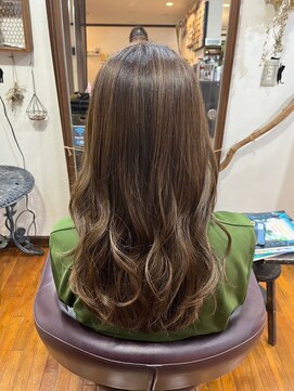 美容室 メザミー MESAMIES ロングヘアハイライトブラウン巻き髪大人キレイ