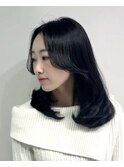 レイヤーミディアム黒髪アッシュカラー毛流れセンターパート