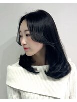 ワン バイ ジエクト(One by The Ect)&nbsp;レイヤーミディアム黒髪アッシュカラー毛流れセンターパート