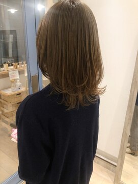 メルト 吉祥寺(melt) 20代30代 ウルフレイヤー 外ハネ くびれ 透明感ベージュカラー