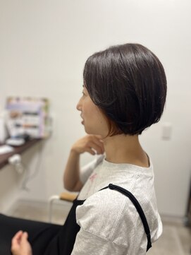 イア(oia) オレンジイヤリングカラーのショートボブ