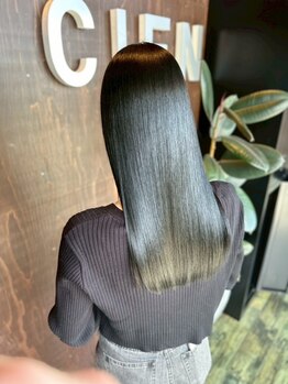 シエン 本店(CIEN)の写真/傷みが気になるクセ髪をケアしながらしっかり伸ばしツヤ感UP！髪内部から潤うナチュラルなストレートヘア☆