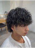 無造作な質感のツイストスパイラルパーマ×マッシュウルフ