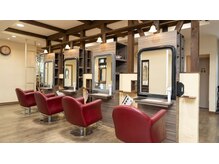 ヘアー アンド ビューティー リル(rille)の雰囲気（居心地を意識した座りやすく疲れにくい椅子と温かみのある空間）