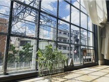 アトリエドゥーディマンシュ atelier doux dimancheの雰囲気（2階は大きな窓と日差しで開放的な空間が広がります。）