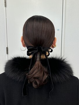 サリーワンフォーワン(Sally 141) タイトなローポニー