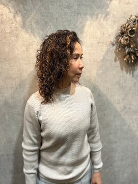 ヘアーワークス ボナ ウニクス店(HAIR WORKS bona) 華やかさをプラスする女性の縦落ちハードパーマ プードルヘア