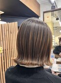 ハイライトグラデーション　切りっぱなし外ハネスタイル