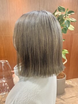 グレージュ/ブリーチカラー/ボブ/切りっぱなしボブ/透明感カラー