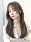 【透明感ベージュカラーのストレートヘア】