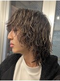 メンズラフセンターパート波巻きスパイラルパーママッシュウルフ
