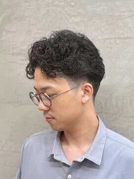 サームマン 人形町(SARM MAN) 柔らかな毛流れで魅せるくせ毛風メンズミディアム