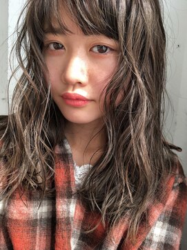 チェルシー 表参道 学生限定 ロングの「縦落ちパーマ」はドライウェットに仕上げる