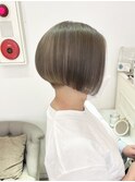 切りっぱなしボブ　刈り上げ　グレージュ　モード