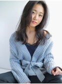 オリーブベージュ 抜け感ヘア くせ毛ロング