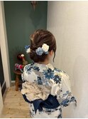 ふんわりまとめたアップスタイルに涼しげな花飾りプラス◎