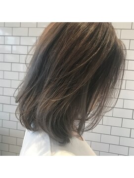 リリ(Riri) 色っぽくラフなボブ