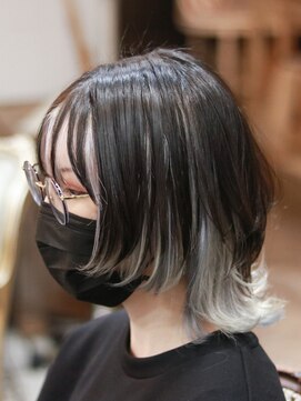 キミ(kimi) 【kimi自由が丘】ホワイトグレージュ × ウルフカット