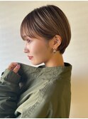 うるツヤ丸みショートワンカール小顔補正立体カット耳掛け