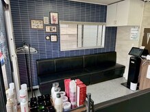 銀座バーバー 鳩ヶ谷店の雰囲気（待合室）
