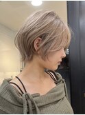 ミルクティーベージュのショートヘア