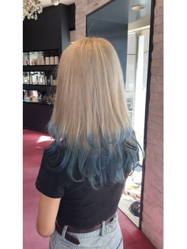 アース 鈴鹿店(HAIR&MAKE EARTH) ホワイト×マリンブルー