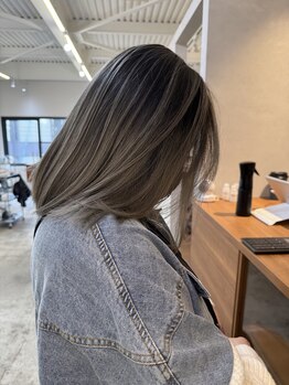 ソア(soa.)の写真/【北堀江】白髪を隠すから活かすへ。大人のデザインカラー/ブリーチ/ダブルカラー/縮毛矯正/髪質改善