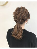 ヘアデザイン ソラ(Sola)&nbsp;ヘアアレンジ：カジュアル編み込みローポニースタイル お呼ばれ