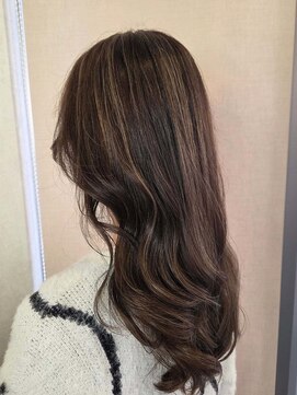 ハイライトでロングに動きと立体感【薬師神】