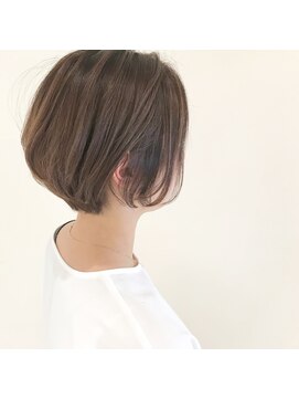 デフィー(DEFY) ベージュカラーのショートボブスタイル