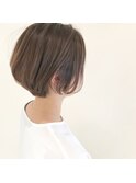 ベージュカラーのショートボブスタイル